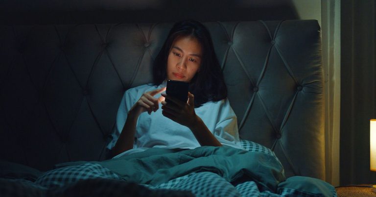 1 Hour of Screen Time at Bedtime Reduces Sleep by 24 Minutes, Study Finds